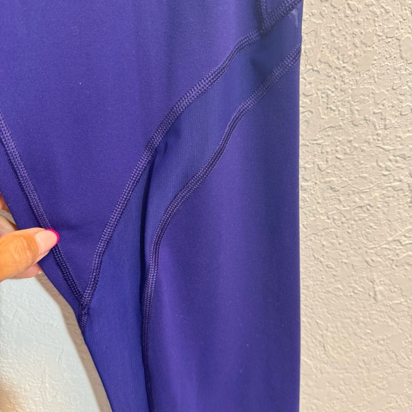 Athleta- Conscious Crop Sports Bra and Salutation Mesh 7/8 Leggings bundle M/L - Picture 10 of 14